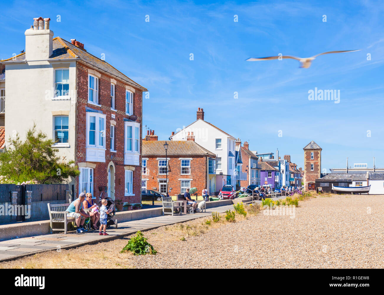 Aldeburgh Suffolk Aldeburgh beach spiaggia ghiaiosa spiaggia ghiaiosa con case in stile georgiano e Spiaggia di Aldeburgh Lookout Suffolk England Regno Unito GB Europa Foto Stock