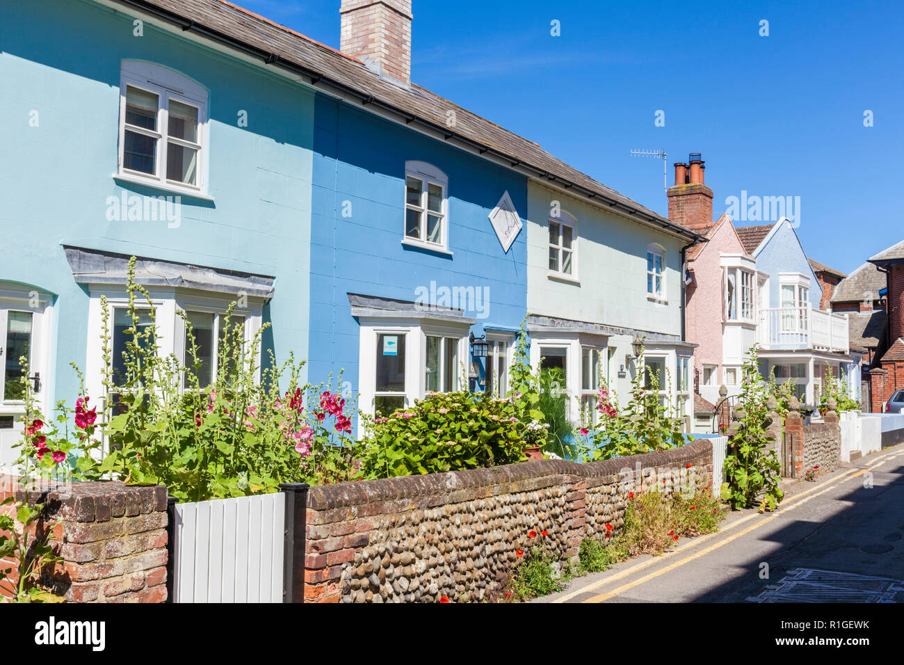 Aldeburgh Aldeburgh Suffolk case case tradizionali con East Anglian flint parete di lavoro Hertford luogo Aldeburgh Suffolk England Regno Unito GB Europa Foto Stock