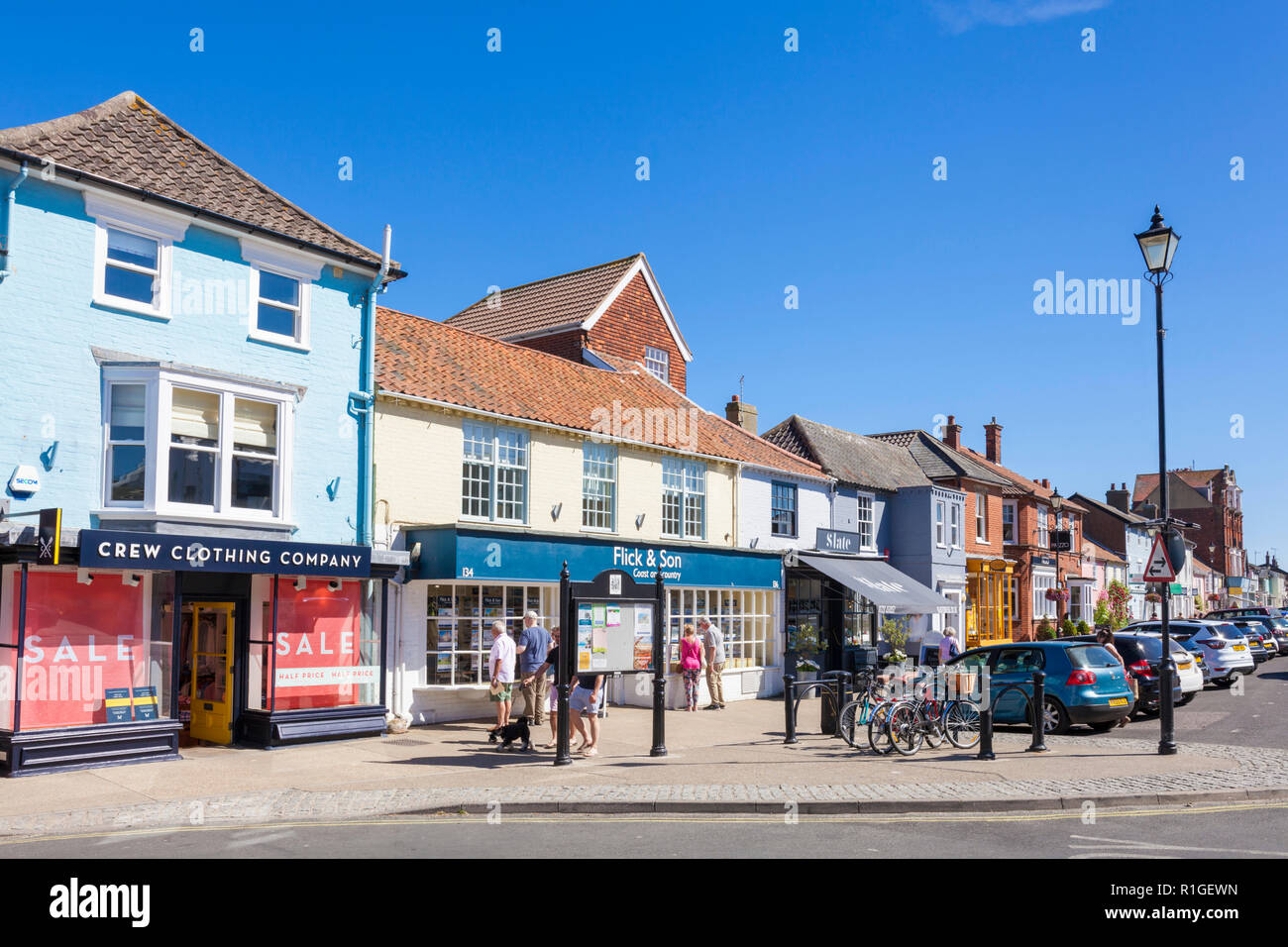 Aldeburgh Suffolk Aldeburgh High street con persone navigando molti negozi e caffetterie Aldeburgh Suffolk England Regno Unito GB Europa Foto Stock