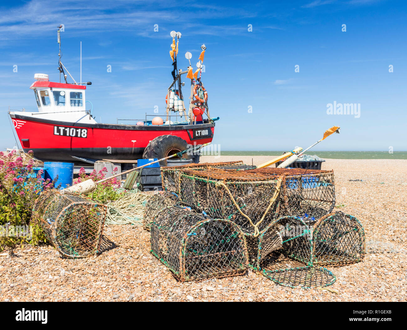 Aldeburgh Suffolk Aldeburgh tradizionale barca da pesca e aragosta pentole sulla spiaggia spiaggia di Aldeburgh Suffolk England Regno Unito GB Europa Foto Stock