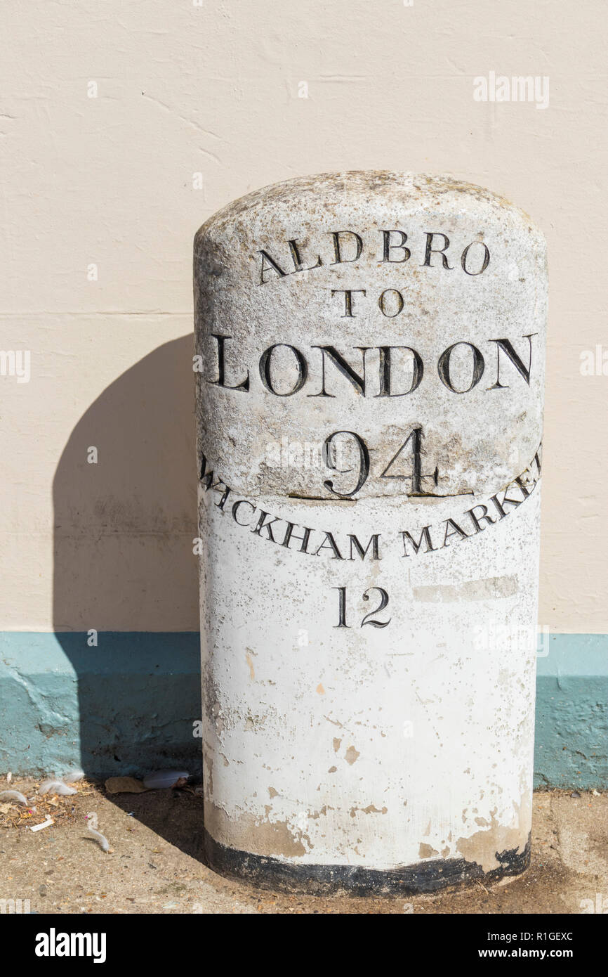 Una vecchia storica pietra miliare Aldbro a Londra pietra miliare aldbro a Wickham market milestone mile marker miglio post milepost in Aldeburgh Suffolk England Regno Unito Foto Stock