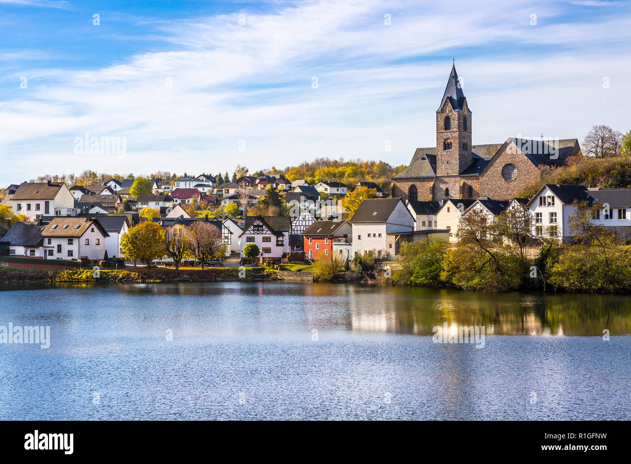 Tradizionale villaggio tedesco come osservato da tutta la Ulmen Maar, Ulmen, West Eifel campo vulcanico, regione della Renania, Germania, Europa Foto Stock