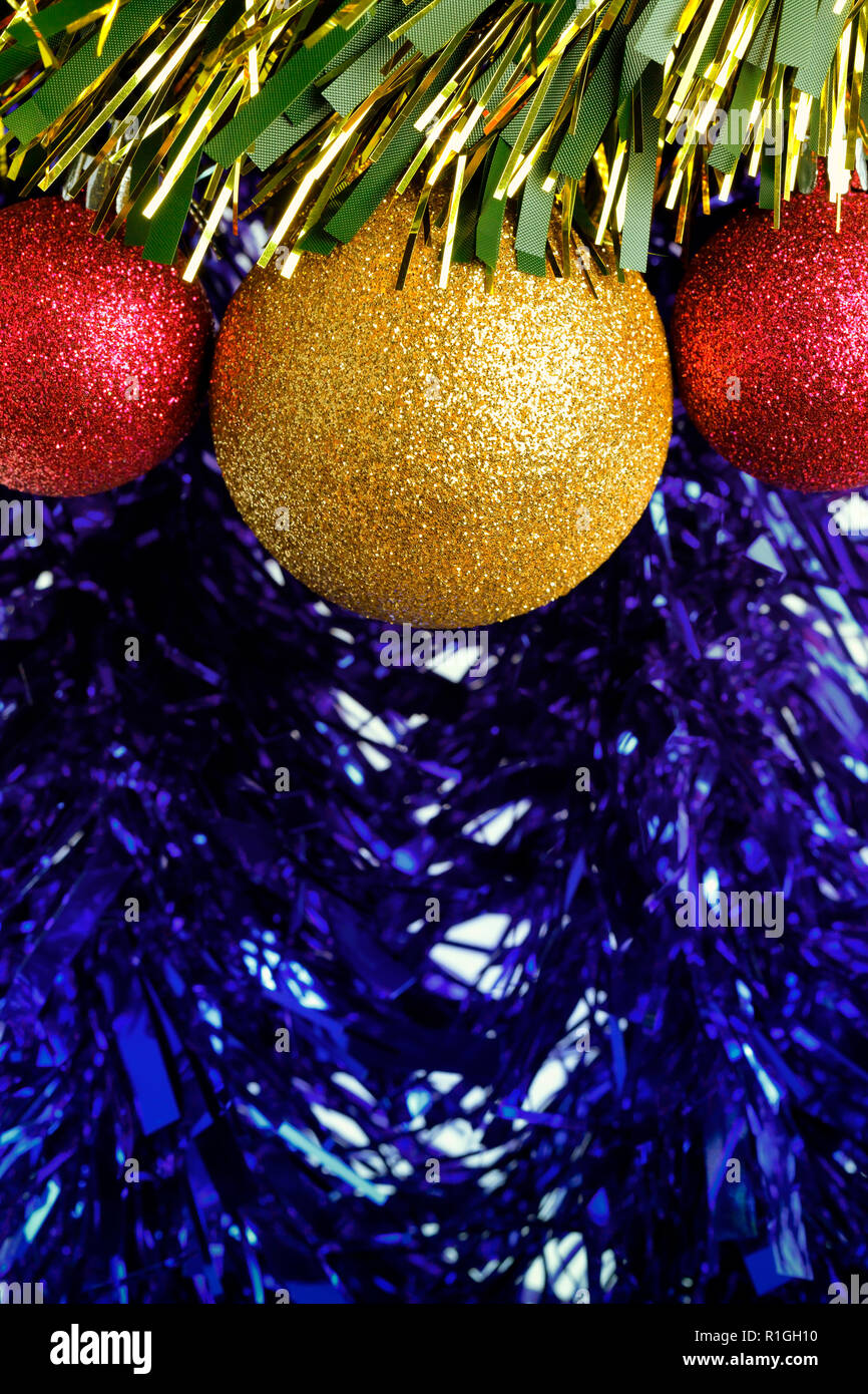Sfondo con una decorazione di Natale boa e le palle colorate. Foto Stock