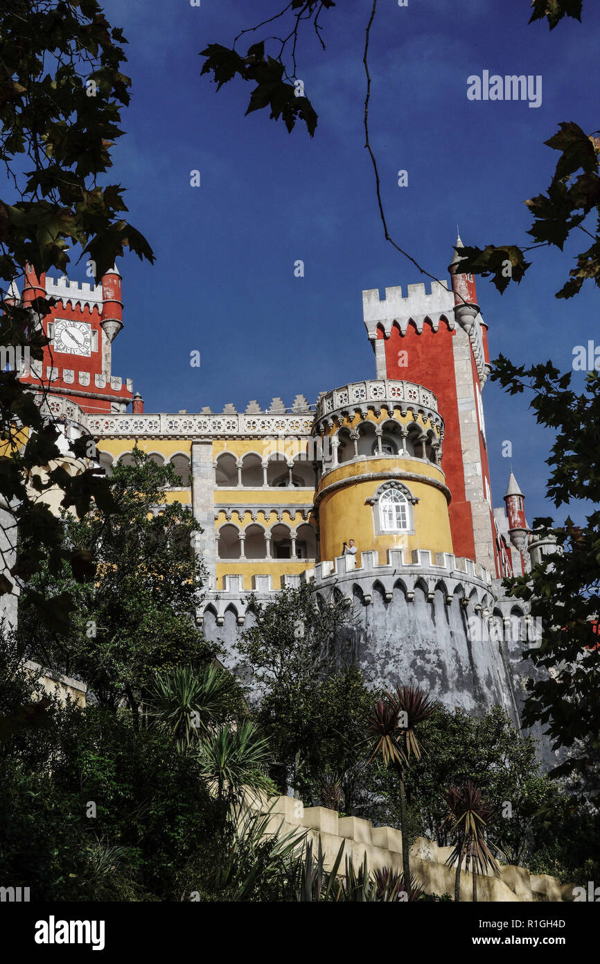 La pena Palace, il Palácio da Pena, è un castello Romanticist in São Pedro de Penaferrim, nel comune di Sintra, Portogallo. Il castello sorge su th Foto Stock
