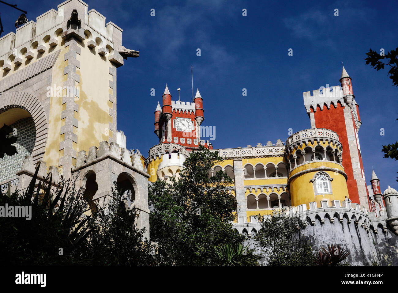 La pena Palace, il Palácio da Pena, è un castello Romanticist in São Pedro de Penaferrim, nel comune di Sintra, Portogallo. Il castello sorge su th Foto Stock