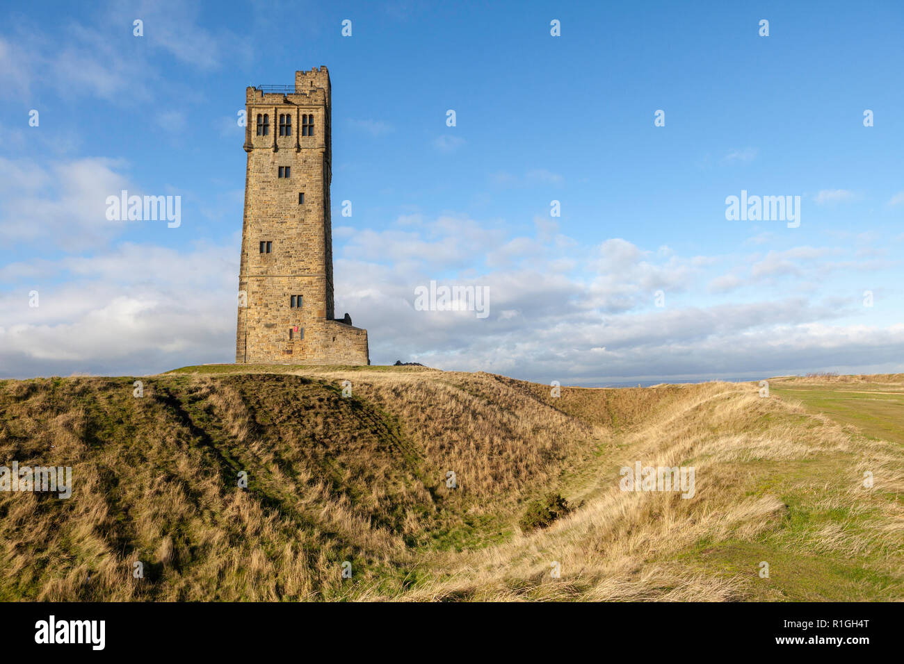 Victoria Tower sulla cima di Castle Hill ad Almondbury, appena fuori Huddersfield Foto Stock