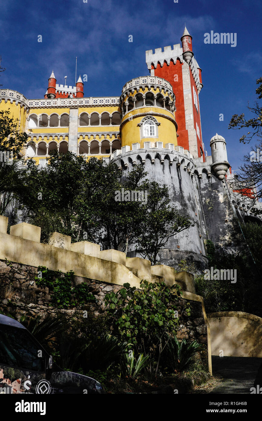 La pena Palace, il Palácio da Pena, è un castello Romanticist in São Pedro de Penaferrim, nel comune di Sintra, Portogallo. Il castello sorge su th Foto Stock