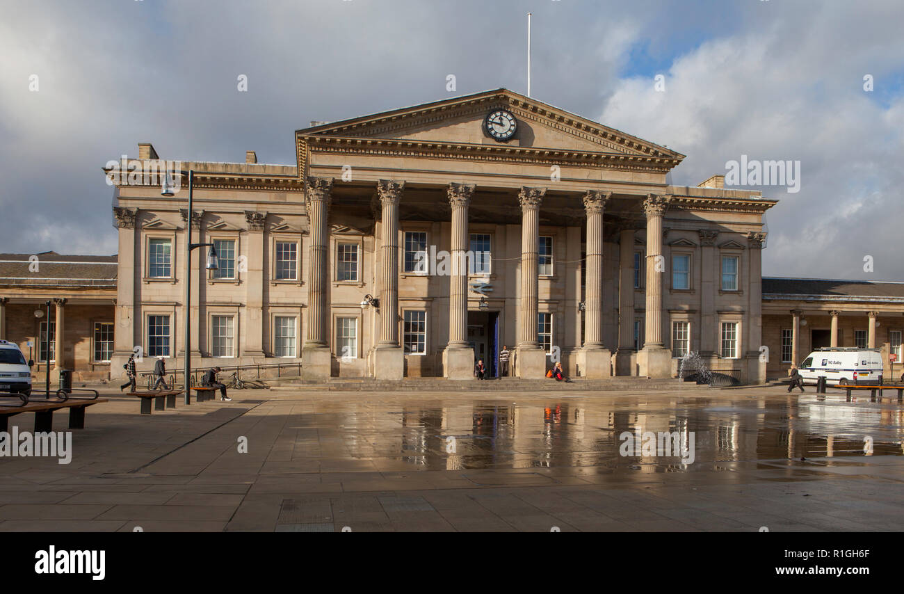 Stazione Ferroviaria di Huddersfield Foto Stock