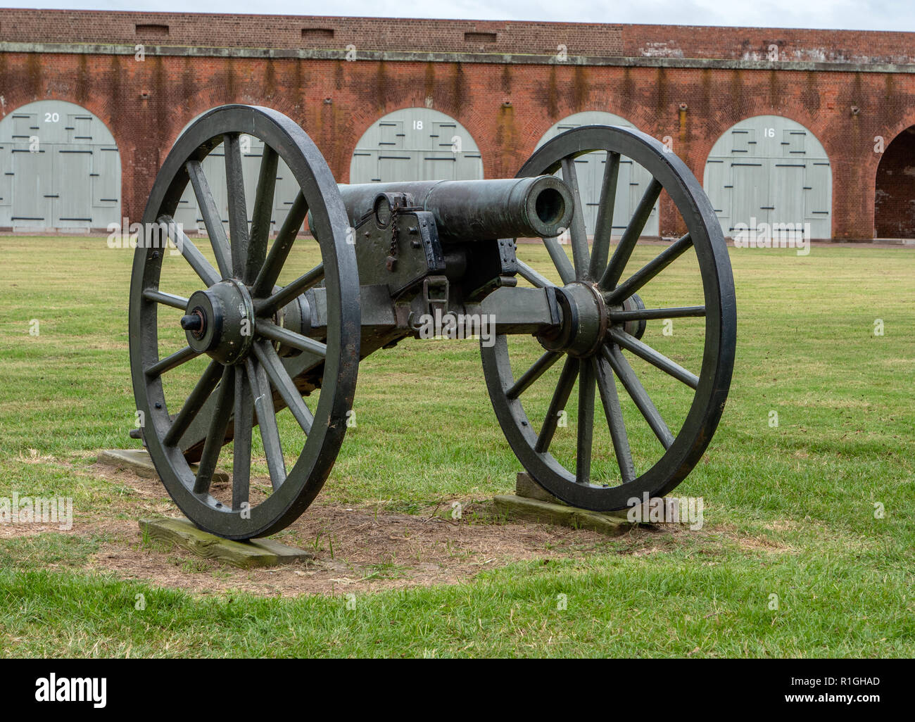 Cannone di campo in Fort Pulaski monumento nazionale a guardia del fiume Savannah in Georgia negli Stati Uniti Foto Stock