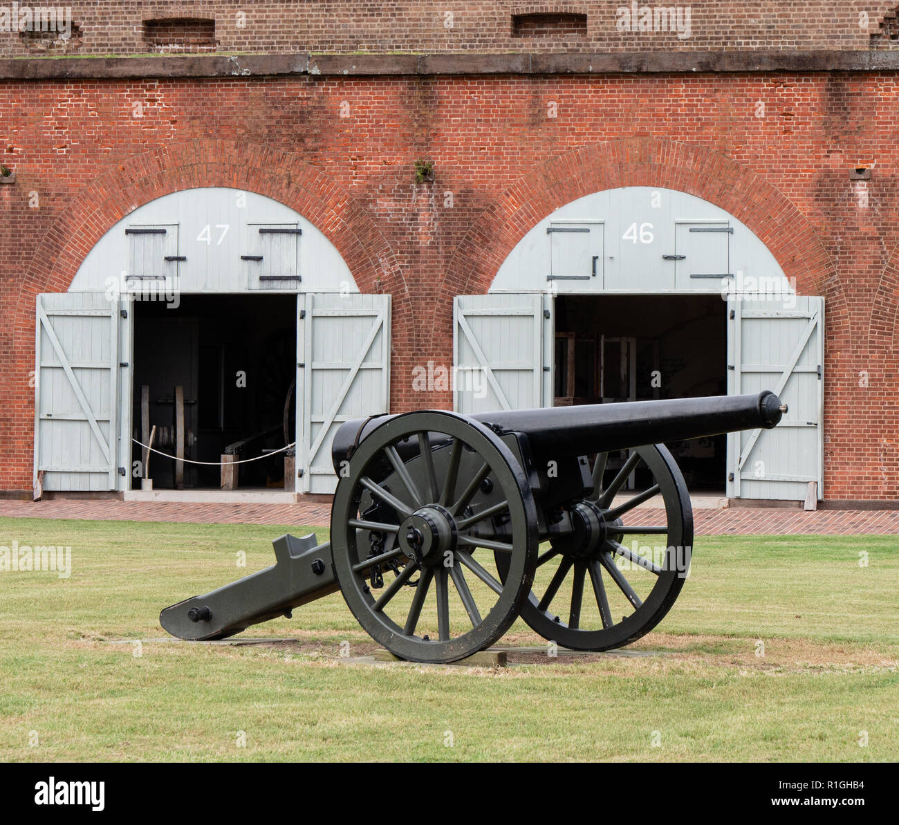 Cannone di campo entro le mura di Fort Pulaski monumento nazionale a guardia del fiume Savannah in Georgia negli Stati Uniti Foto Stock