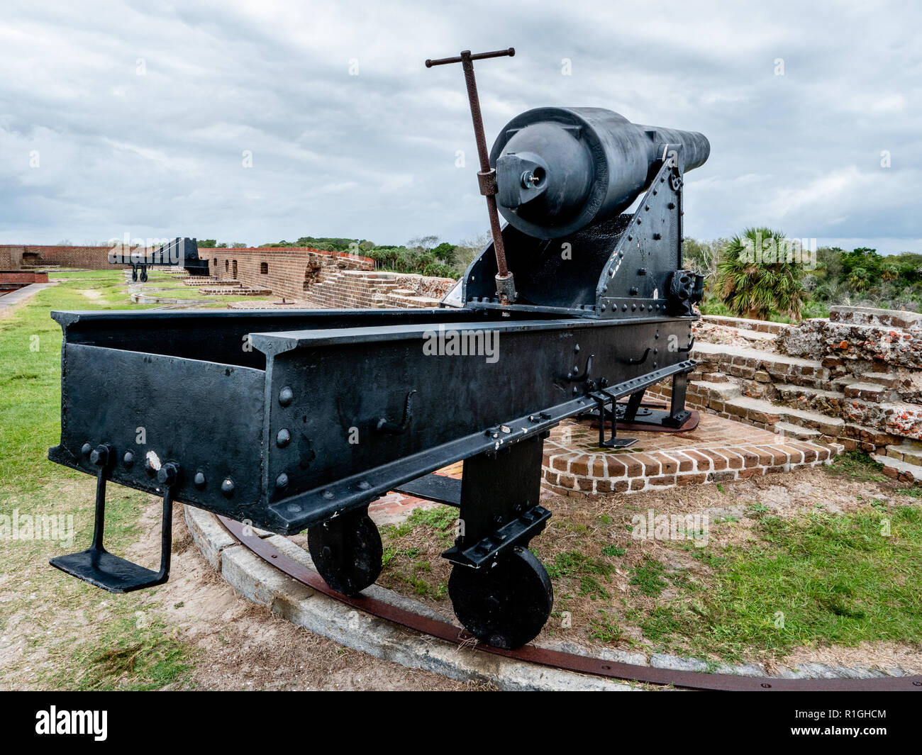 Cannone pesante e rotaie orientabile a Fort Pulaski monumento nazionale a guardia del fiume Savannah in Georgia negli Stati Uniti Foto Stock
