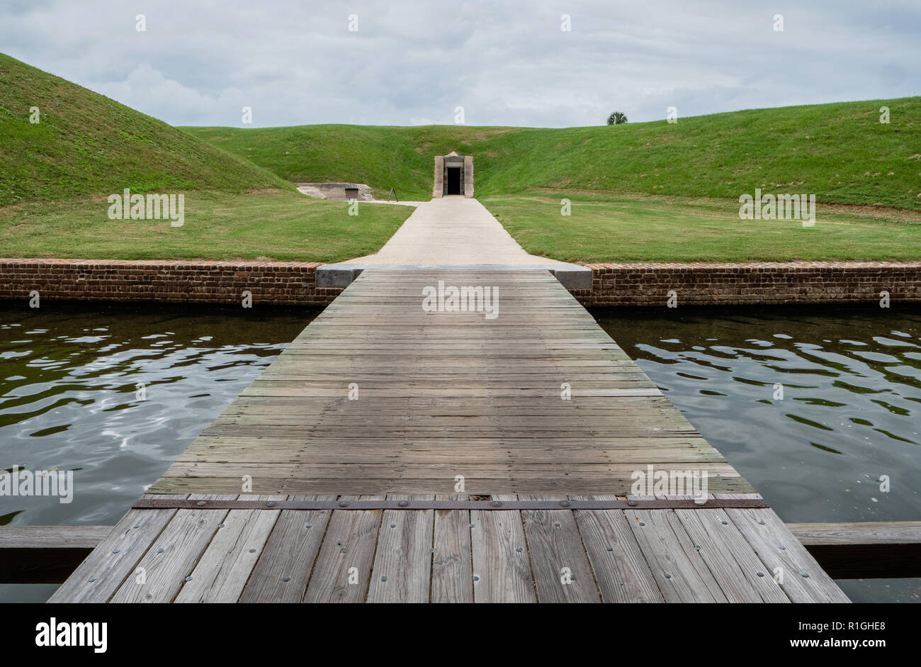 Vista sul ponte levatoio e il fossato per la metropolitana arsenale di Fort Pulaski monumento nazionale a guardia del fiume Savannah in Georgia negli Stati Uniti Foto Stock