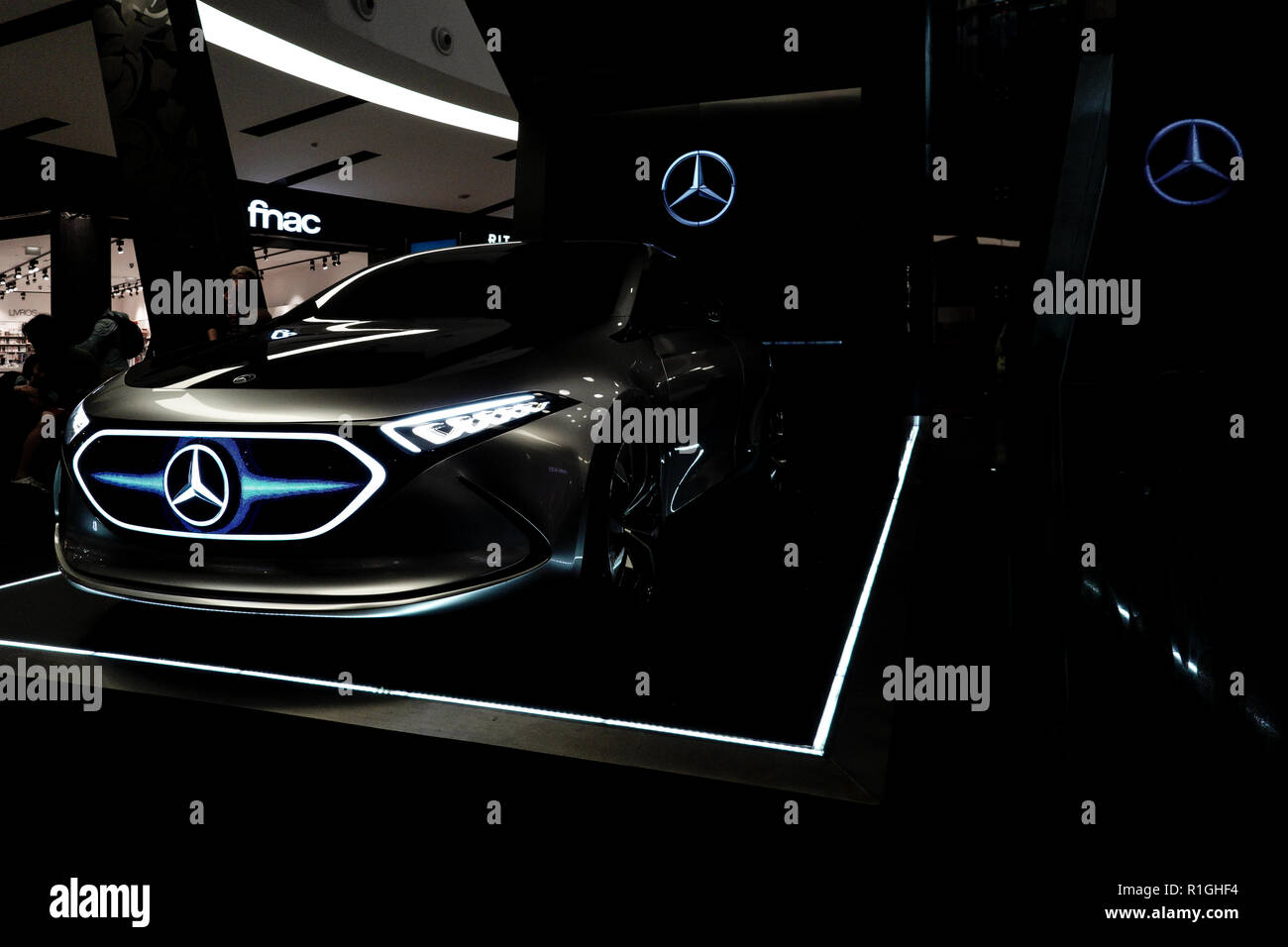 Una Mercedes Benz EQ concept car è visualizzato a Lisbona Portela International Airport. Si tratta di una famiglia di prossima uscita della batteria dei veicoli elettrici ad essere settori manifatturiero Foto Stock