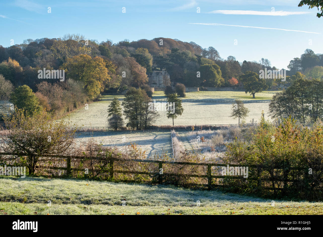 Gelo d'autunno attraverso i terreni agricoli guardando verso Netherswell Manor , Stow on the Wold, Cotswolds, Gloucestershire, Inghilterra Foto Stock