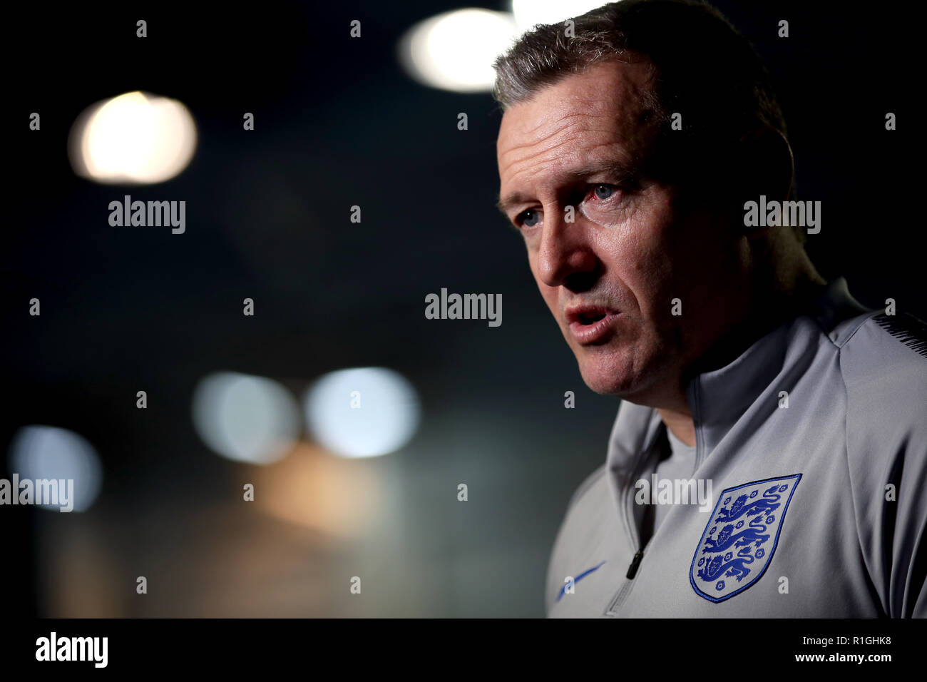 Inghilterra U21 manager Aidy Boothroyd parla ai media presso il St George's Park, Burton. Foto Stock