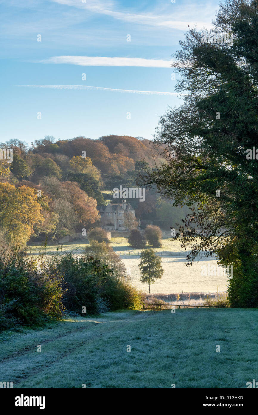 Gelo d'autunno attraverso i terreni agricoli guardando verso Netherswell Manor , Stow on the Wold, Cotswolds, Gloucestershire, Inghilterra Foto Stock