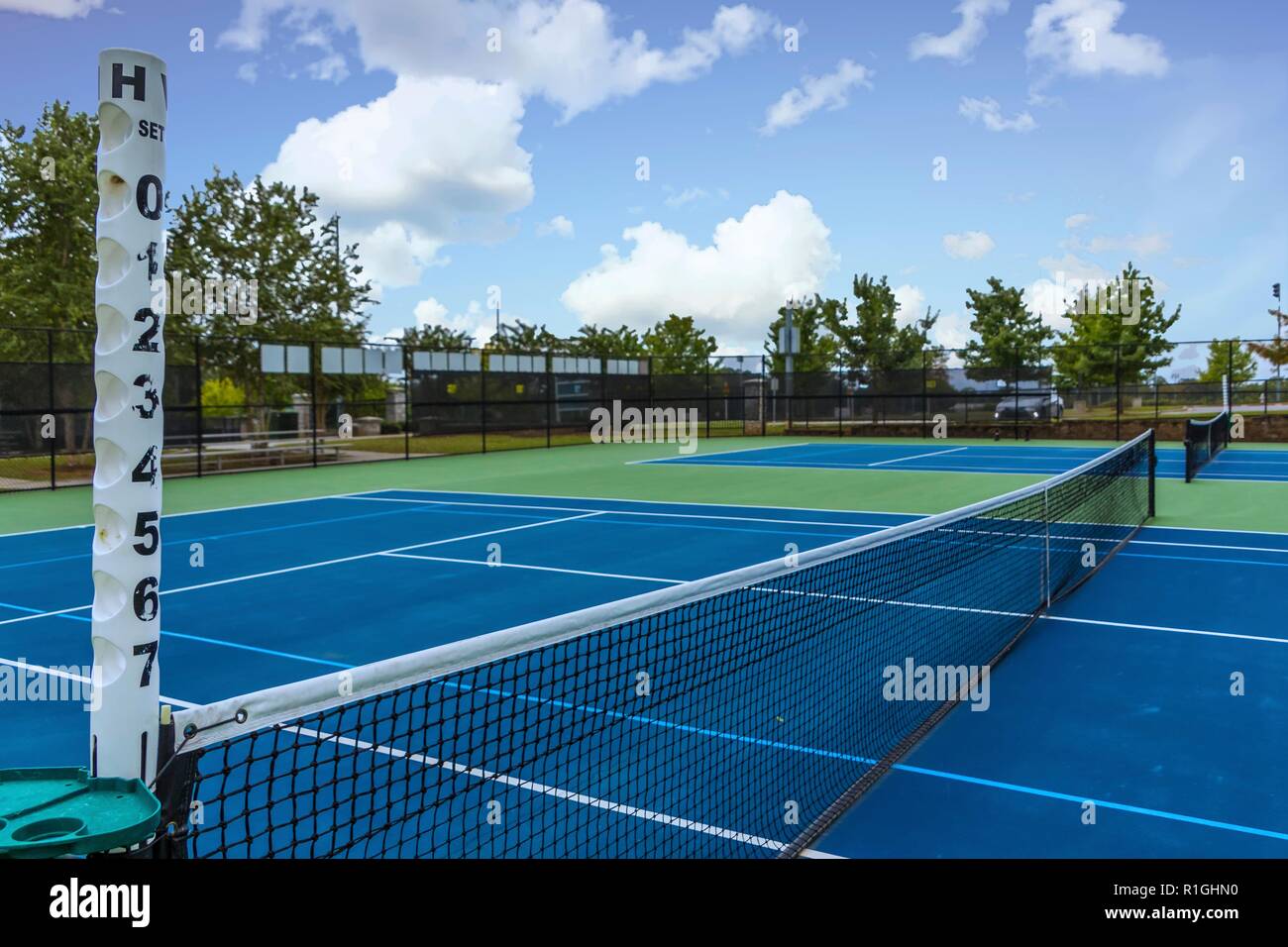 Un bel verde campo da tennis nei locali di un Parcheggio contea Foto Stock