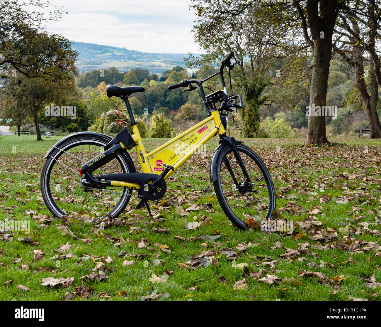 Bicicletta YoBike condivisione regime noleggio moto parcheggiata su l'erba per il ponte sospeso di Clifton Bristol REGNO UNITO Foto Stock