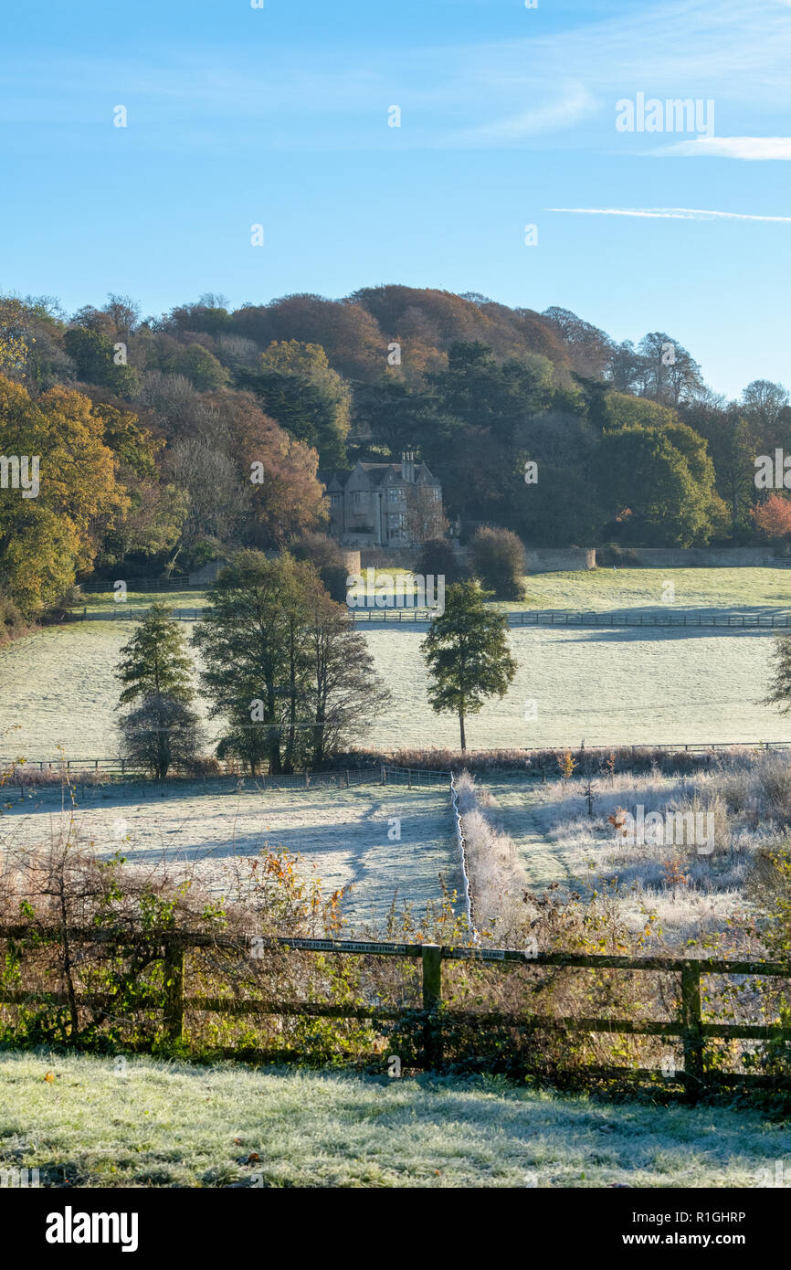 Gelo d'autunno attraverso i terreni agricoli guardando verso Netherswell Manor , Stow on the Wold, Cotswolds, Gloucestershire, Inghilterra Foto Stock