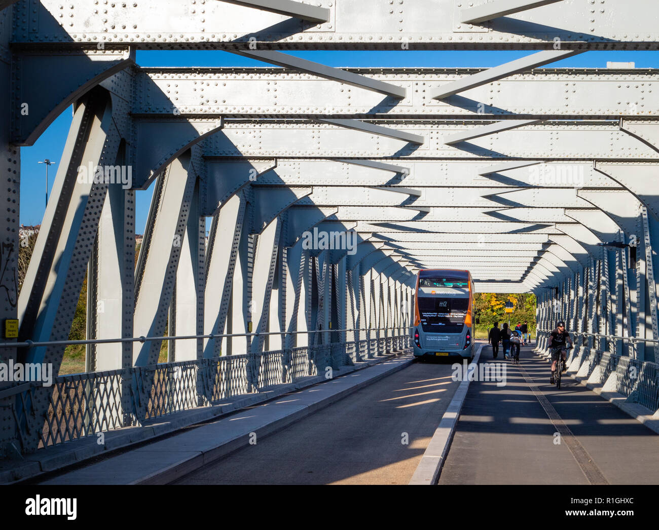 Recentemente ristrutturato (2018) Ashton Avenue swing ponte sopra il fiume Avon a Bristol REGNO UNITO ora trasporta pedoni bici e il M2 Metrobus Foto Stock