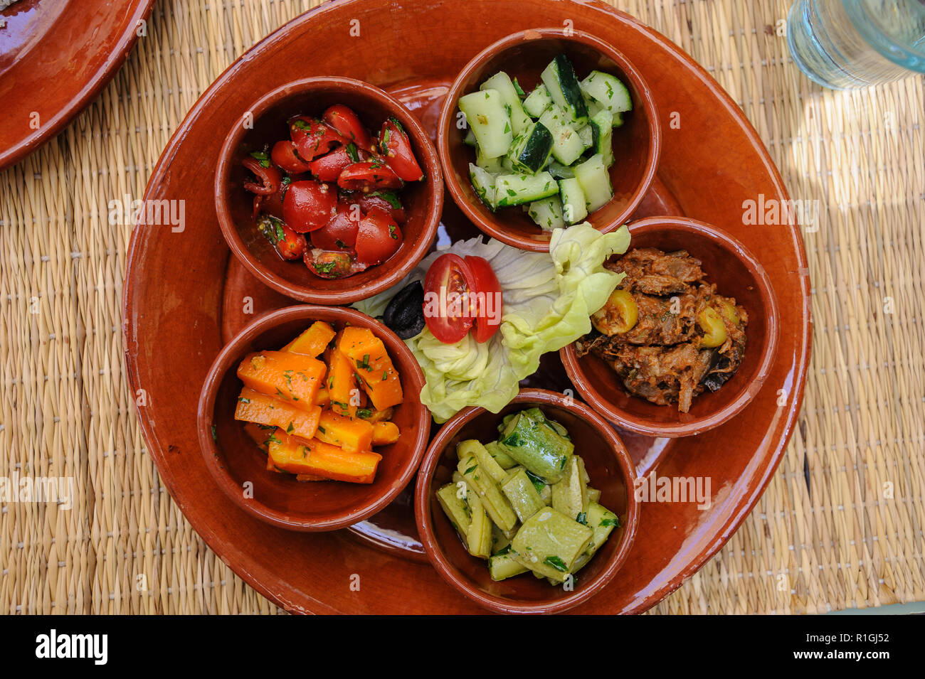18-04-11. Marrakech, Marocco. Marocchino tipico insalata di verdure e verdure sottaceto. Foto © Simon Grosset / Q Fotografia Foto Stock