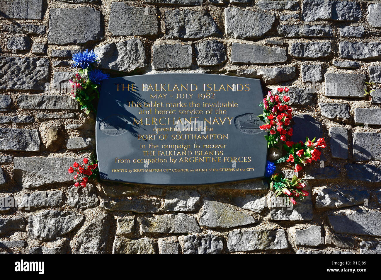 Isole Falkland guerra Marina Mercantile lapide in le rovine della chiesa di Holyrood. Southampton, Hampshire, Inghilterra, Regno Unito, Gran Bretagna, Europa Foto Stock