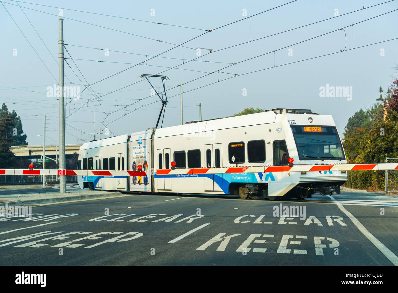 Novembre 10, 2018 Mountain View / CA / STATI UNITI D'AMERICA - In attesa di una barriera per un VTA treno per passare nella parte sud di San Francisco Bay; Foto Stock