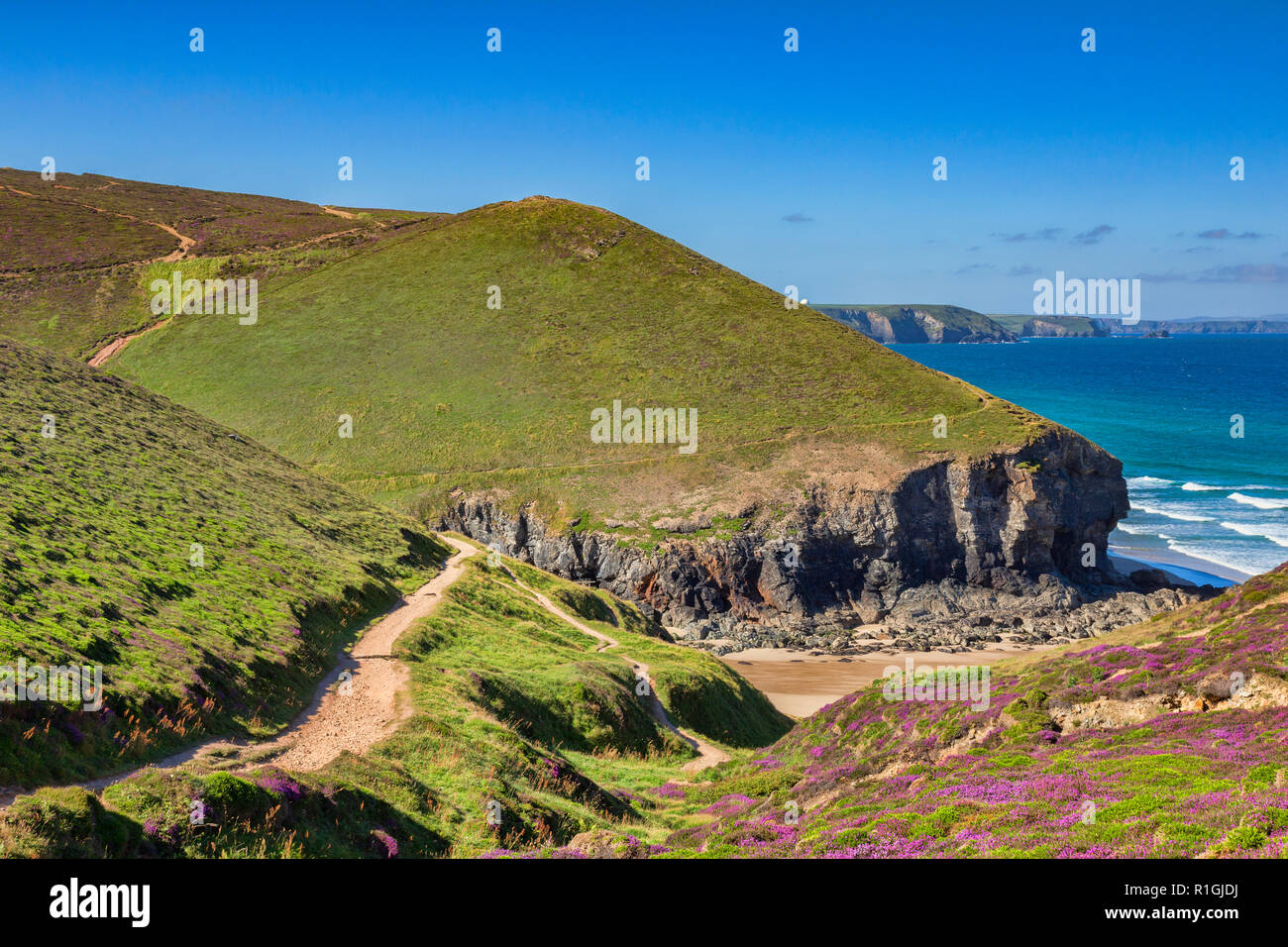 Cornish scogliere a cappella Porth Beach e il South West Coast Path, Cornwall, Regno Unito Foto Stock