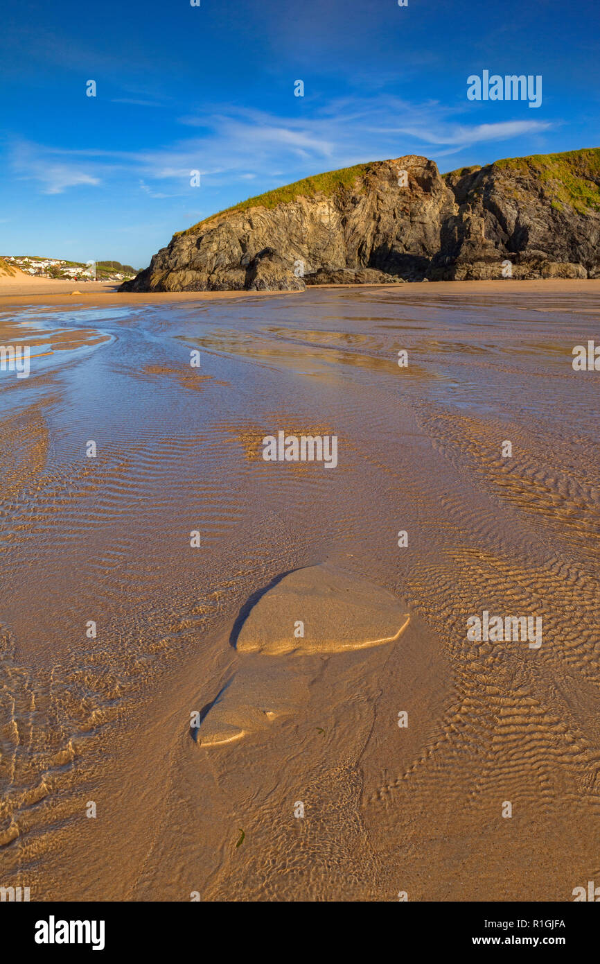Modelli di sabbia sulla spiaggia a Perranporth, North Cornwall, Regno Unito, uno sembra un enorme ingombro. Foto Stock