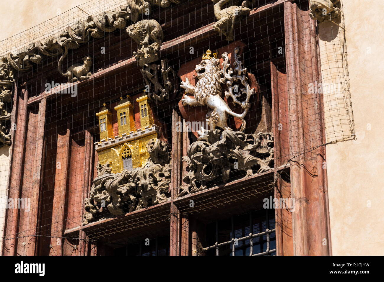 Stemma di Praga e la Repubblica ceca sulla bellissima finestra rinascimentale del Municipio della Città Vecchia, la Piazza della Città Vecchia di Praga, Repubblica Ceca, Patrimonio Mondiale Foto Stock