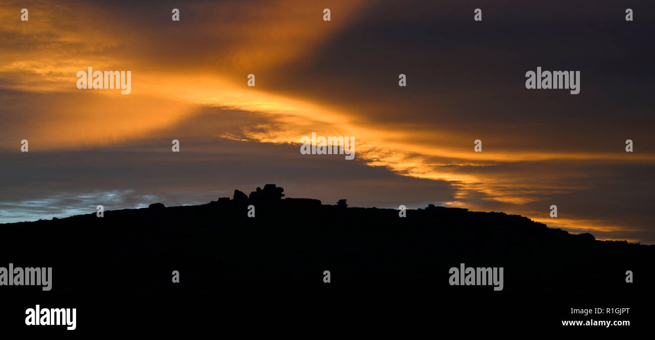 Oltre Owler Tor al tramonto, il Peak District, Inghilterra Foto Stock