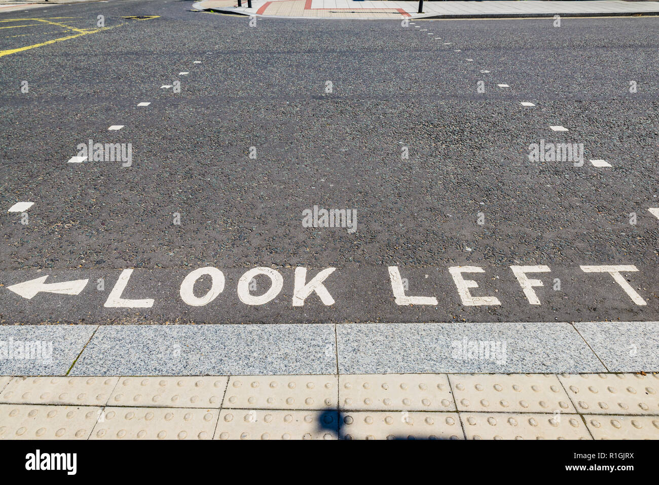 Contrassegni su un attraversamento pedonale su una strada dicendo guardare a sinistra. Southampton, Hampshire, Inghilterra, Regno Unito, Gran Bretagna, Europa Foto Stock