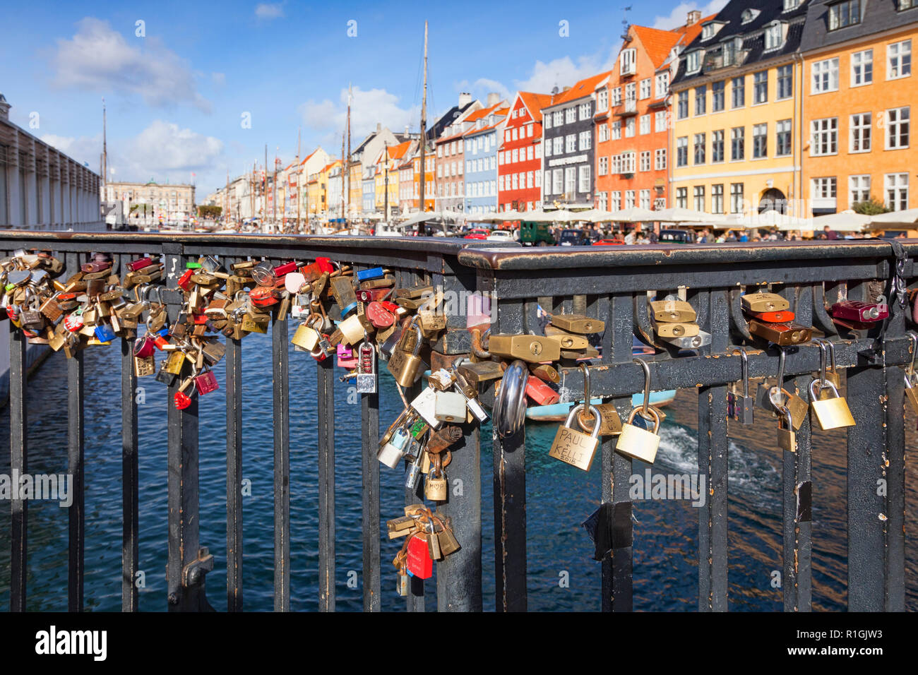 23 Settembre 2018: Copenaghen, Danimarca - Lucchetti o amore si blocca su un ponte sul canale a Nyhavn, su una soleggiata giornata autunnale. Foto Stock
