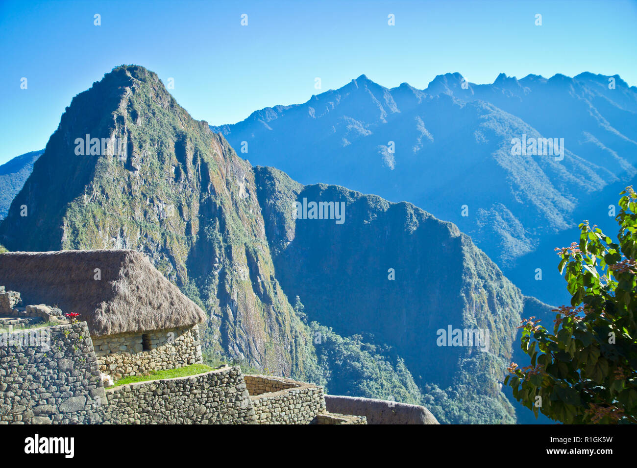 Machu Picchu, una cittadella Inca è impostata su un livello elevato nella catena delle Ande, Perù, sopra il fiume Urubamba valley. Costruito nel XV secolo e successivamente abandonded Foto Stock