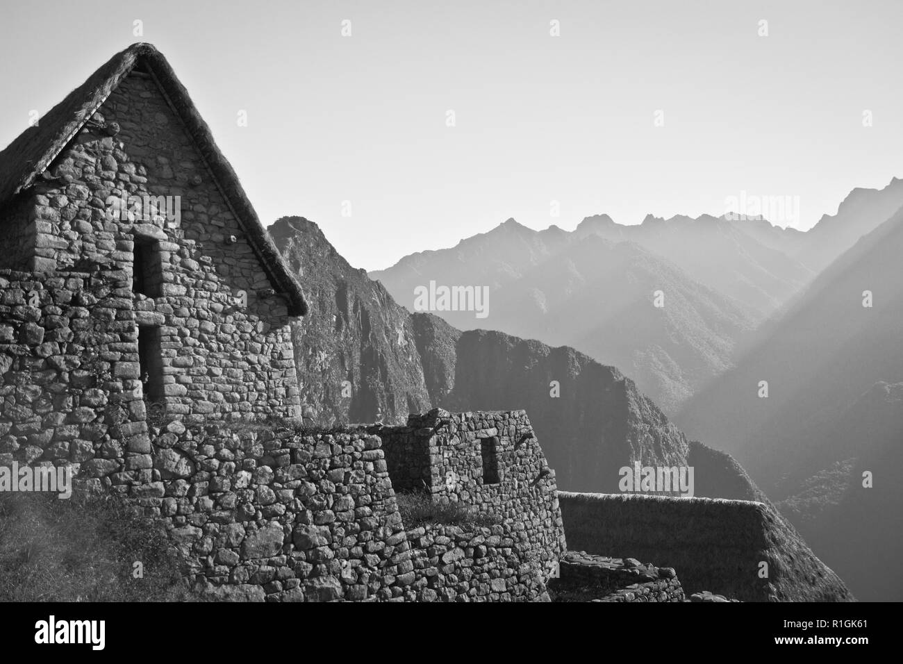 Machu Picchu, una cittadella Inca è impostata su un livello elevato nella catena delle Ande, Perù, sopra il fiume Urubamba valley. Costruito nel XV secolo e successivamente abandonded Foto Stock