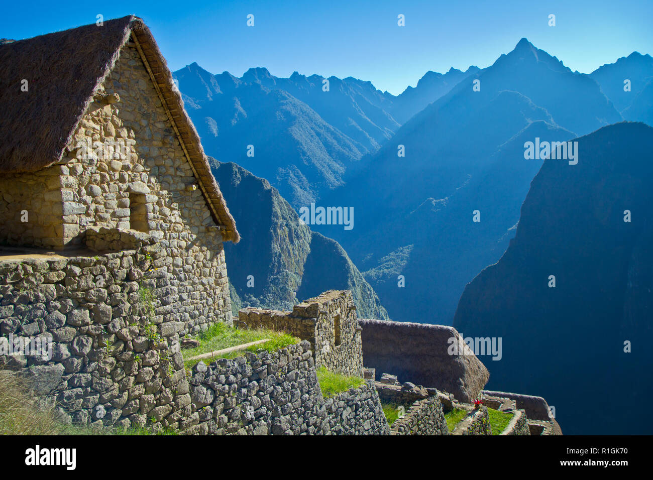 Machu Picchu, una cittadella Inca è impostata su un livello elevato nella catena delle Ande, Perù, sopra il fiume Urubamba valley. Costruito nel XV secolo e successivamente abandonded Foto Stock