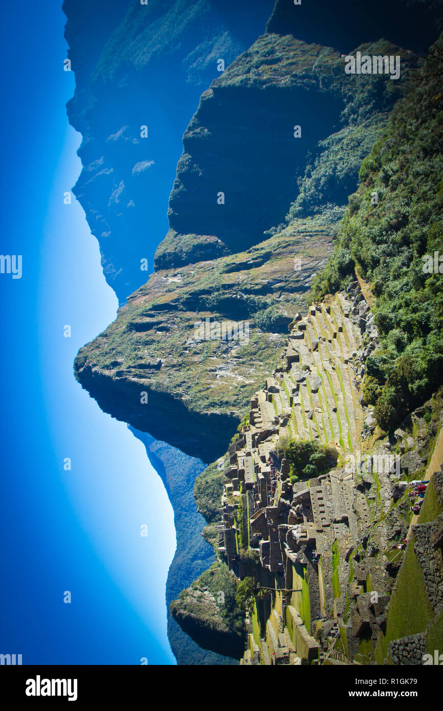 Machu Picchu, una cittadella Inca è impostata su un livello elevato nella catena delle Ande, Perù, sopra il fiume Urubamba valley. Costruito nel XV secolo e successivamente abandonded Foto Stock
