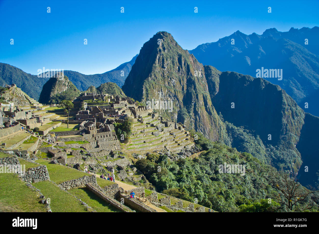 Machu Picchu, una cittadella Inca è impostata su un livello elevato nella catena delle Ande, Perù, sopra il fiume Urubamba valley. Costruito nel XV secolo e successivamente abandonded Foto Stock
