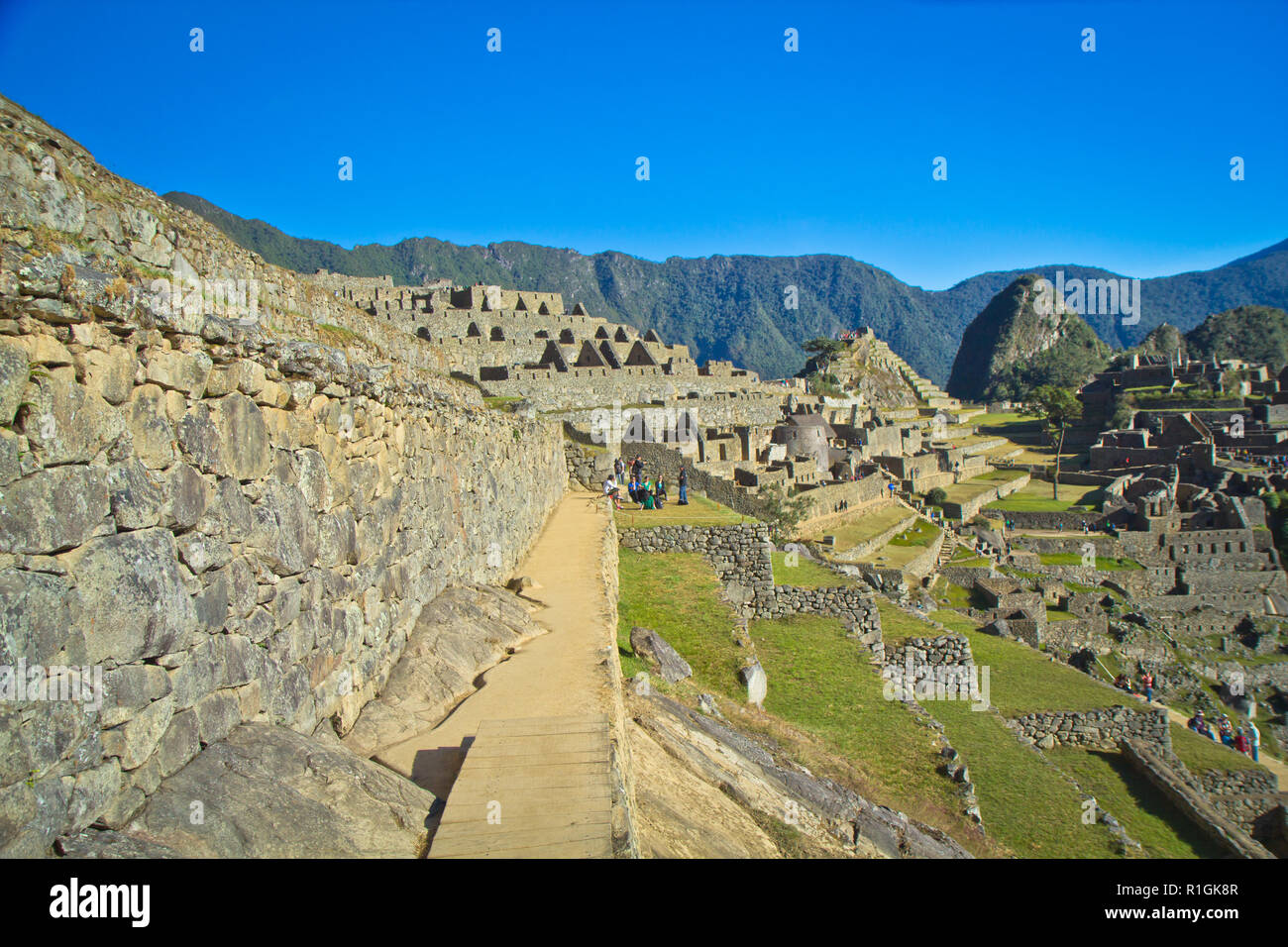 Machu Picchu, una cittadella Inca è impostata su un livello elevato nella catena delle Ande, Perù, sopra il fiume Urubamba valley. Costruito nel XV secolo e successivamente abandonded Foto Stock