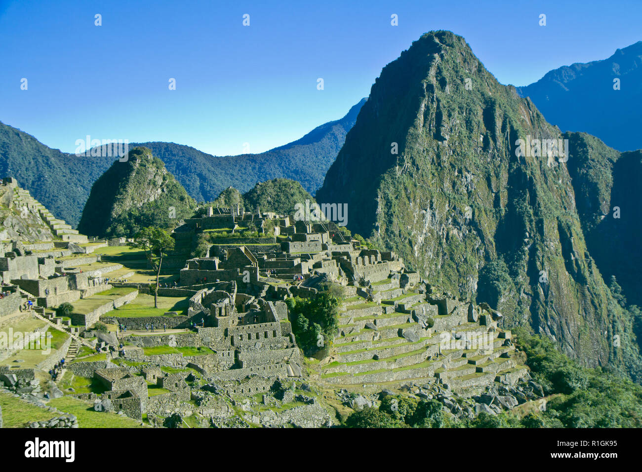 Machu Picchu, una cittadella Inca è impostata su un livello elevato nella catena delle Ande, Perù, sopra il fiume Urubamba valley. Costruito nel XV secolo e successivamente abandonded Foto Stock