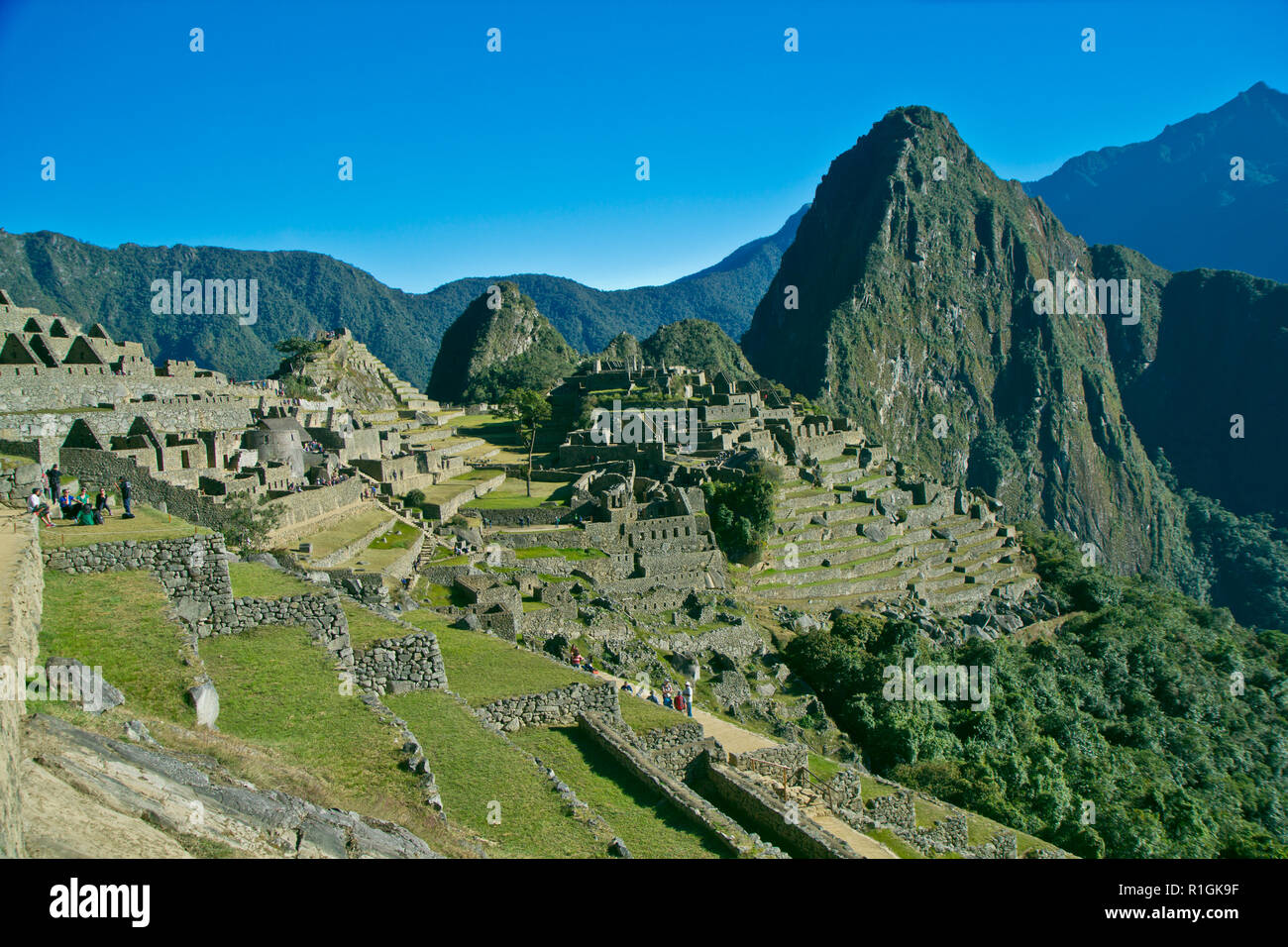 Machu Picchu, una cittadella Inca è impostata su un livello elevato nella catena delle Ande, Perù, sopra il fiume Urubamba valley. Costruito nel XV secolo e successivamente abandonded Foto Stock