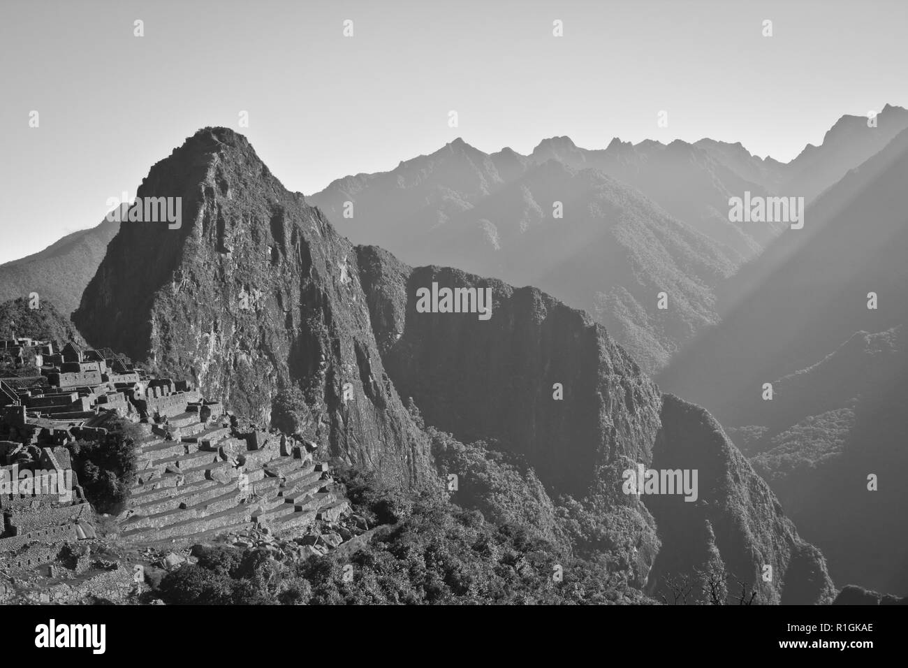 Machu Picchu, una cittadella Inca è impostata su un livello elevato nella catena delle Ande, Perù, sopra il fiume Urubamba valley. Costruito nel XV secolo e successivamente abandonded Foto Stock