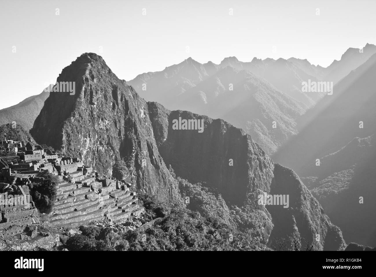 Machu Picchu, una cittadella Inca è impostata su un livello elevato nella catena delle Ande, Perù, sopra il fiume Urubamba valley. Costruito nel XV secolo e successivamente abandonded Foto Stock