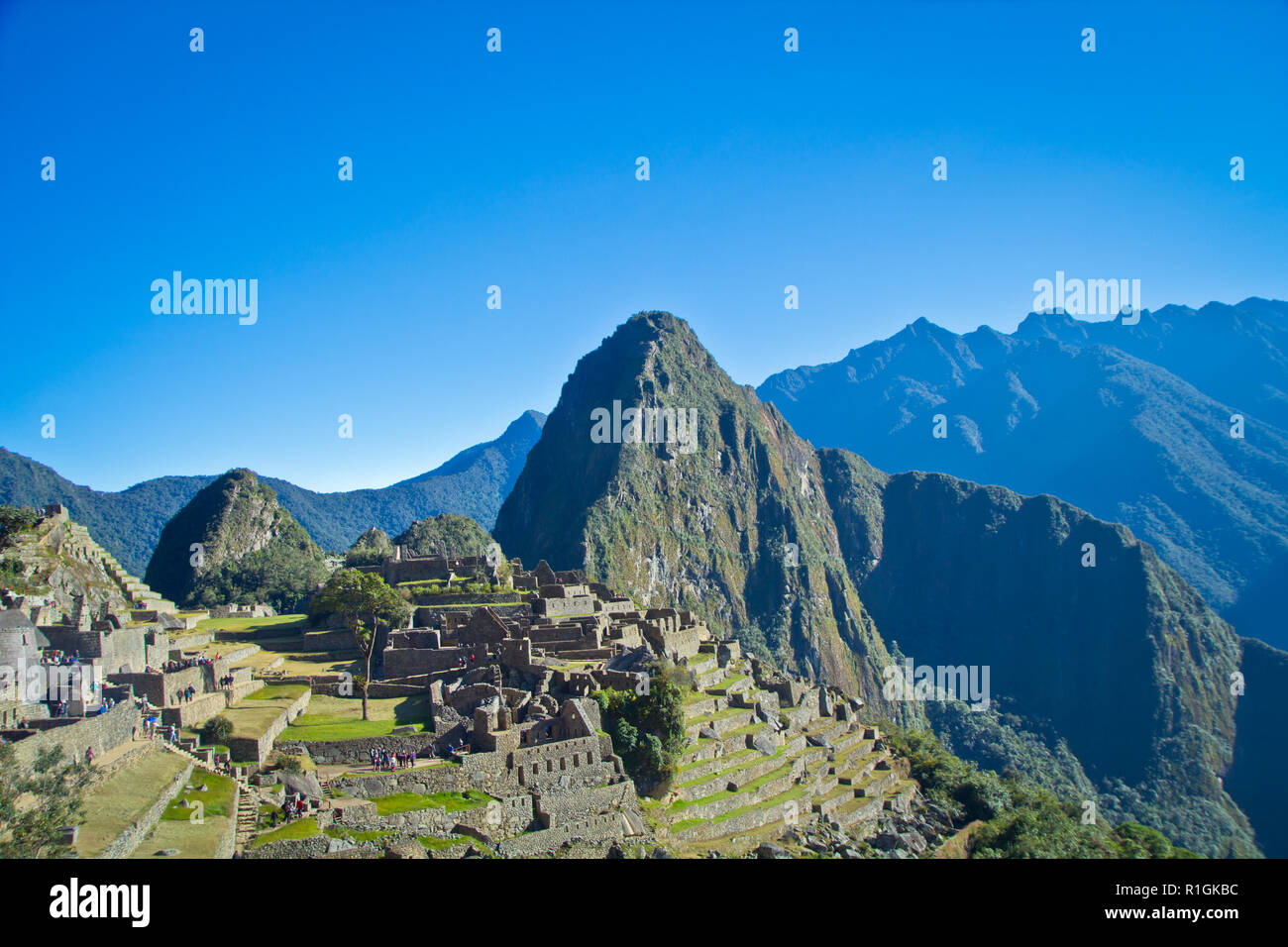 Machu Picchu, una cittadella Inca è impostata su un livello elevato nella catena delle Ande, Perù, sopra il fiume Urubamba valley. Costruito nel XV secolo e successivamente abandonded Foto Stock