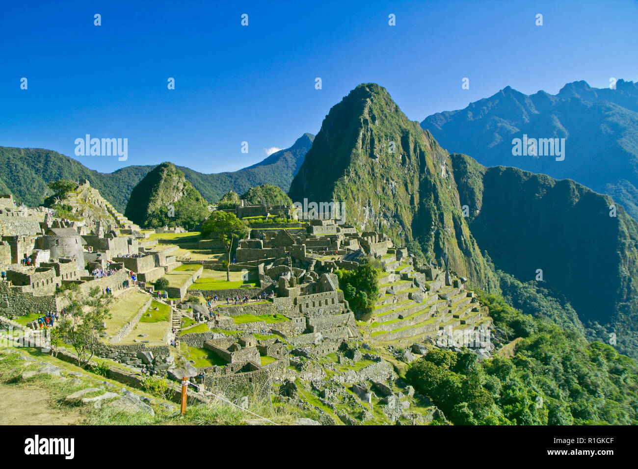 Machu Picchu, una cittadella Inca è impostata su un livello elevato nella catena delle Ande, Perù, sopra il fiume Urubamba valley. Costruito nel XV secolo e successivamente abandonded Foto Stock