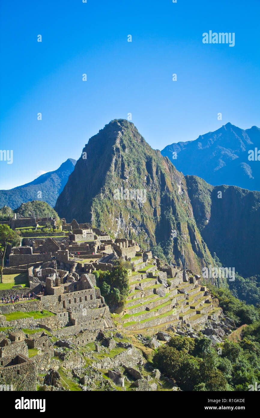 Machu Picchu, una cittadella Inca è impostata su un livello elevato nella catena delle Ande, Perù, sopra il fiume Urubamba valley. Costruito nel XV secolo e successivamente abandonded Foto Stock