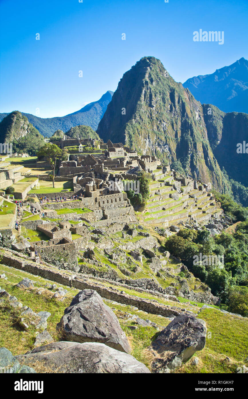 Machu Picchu, una cittadella Inca è impostata su un livello elevato nella catena delle Ande, Perù, sopra il fiume Urubamba valley. Costruito nel XV secolo e successivamente abandonded Foto Stock