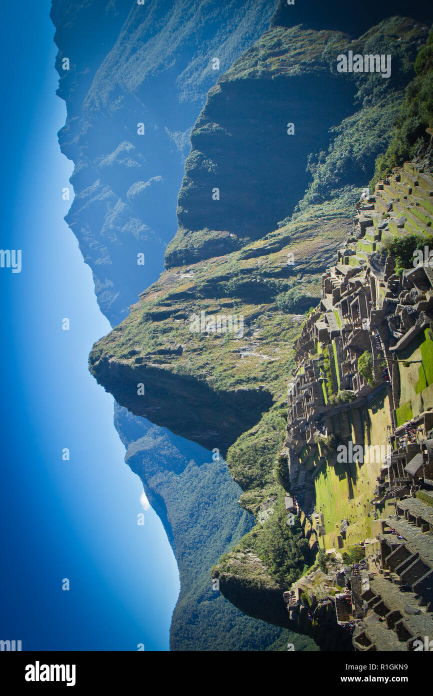 Machu Picchu, una cittadella Inca è impostata su un livello elevato nella catena delle Ande, Perù, sopra il fiume Urubamba valley. Costruito nel XV secolo e successivamente abandonded Foto Stock
