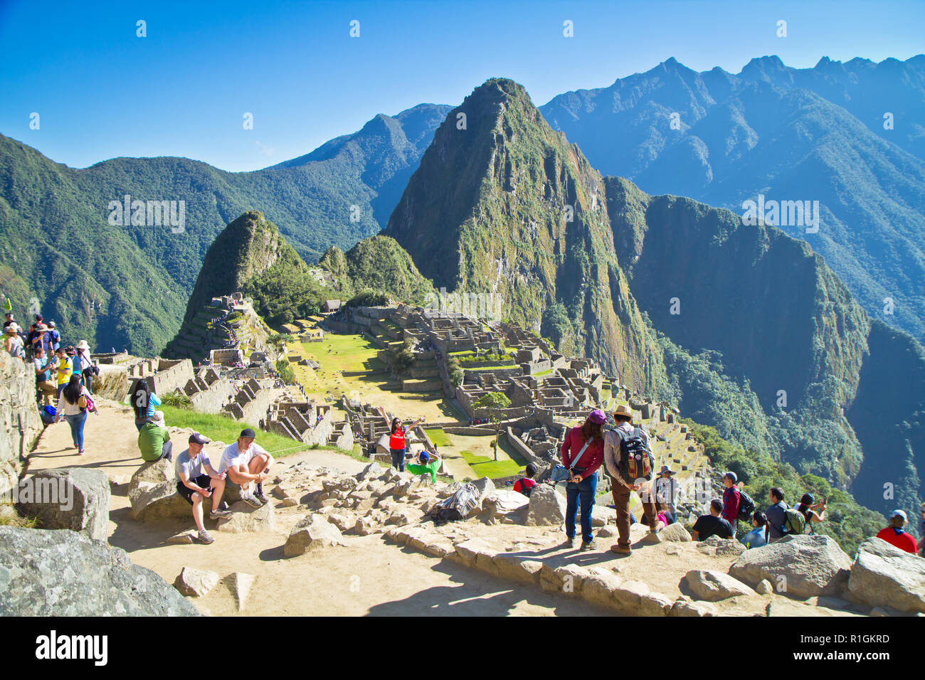 Machu Picchu, una cittadella Inca è impostata su un livello elevato nella catena delle Ande, Perù, sopra il fiume Urubamba valley. Costruito nel XV secolo e successivamente abandonded Foto Stock
