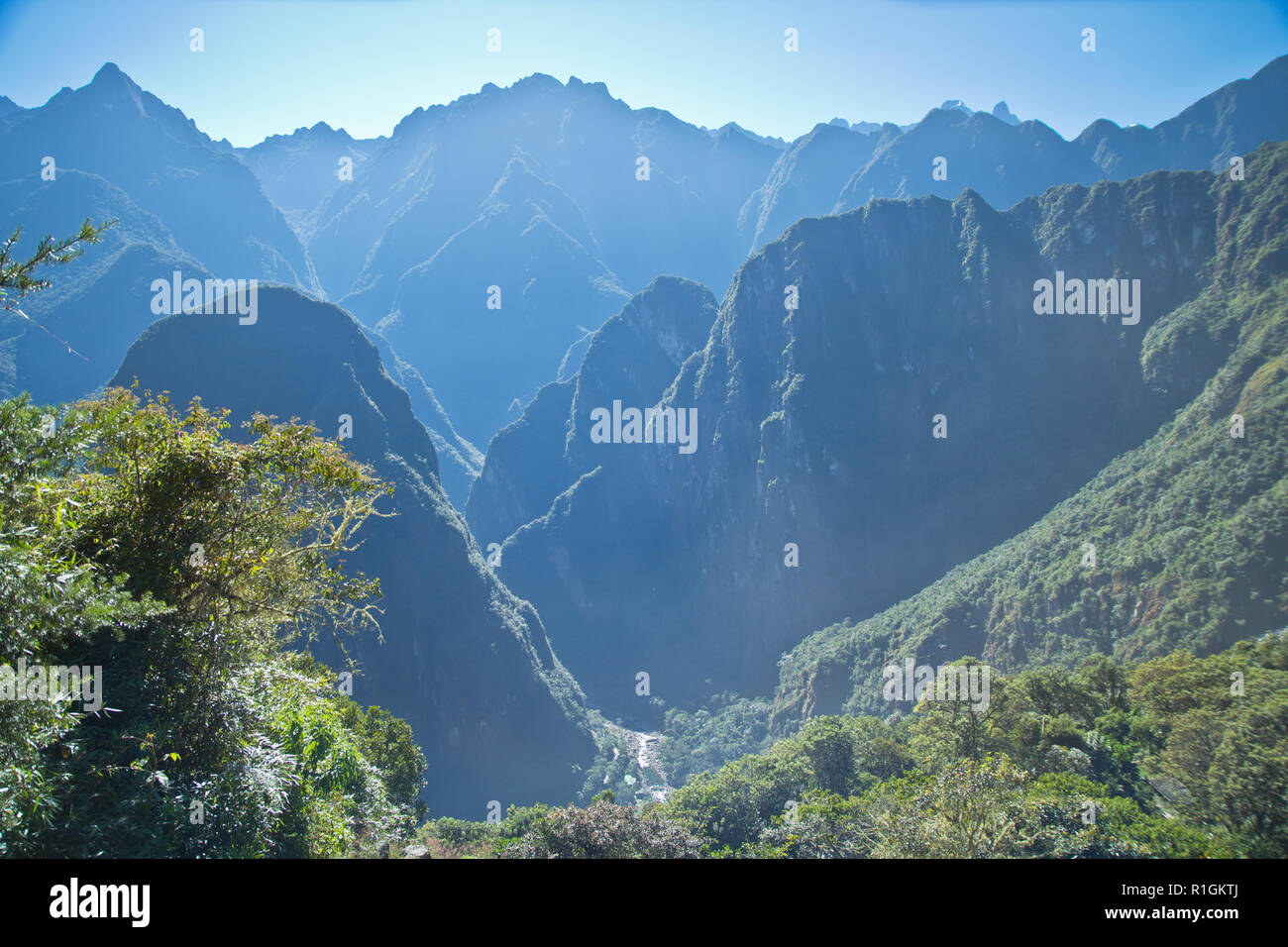 Machu Picchu, una cittadella Inca è impostata su un livello elevato nella catena delle Ande, Perù, sopra il fiume Urubamba valley. Costruito nel XV secolo e successivamente abandonded Foto Stock